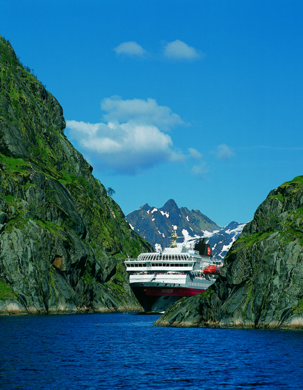 På bilden ser vi MS Nordlys i den smala Trollfjorden